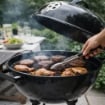 BARBECUE A CARBONE CON RUOTE MANIGLIE E PIANO APPOGGIO COLORE NERO 44X70 CM 