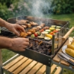 BARBECUE RETTANGOLARE CON RIPIANI IN LEGNO E RUOTE PER SPOSTAMENTO STRUTTURA IN ACCIAIO GRIGIA 100X40X90 CM 