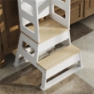 TORRE MONTESSORIANA PER BAMBINI CON LAVAGNA E RINGHIERA, IN LEGNO, 55X52.5X87.5 CM, BIANCO E COLOR LEGNO