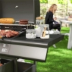 BARBECUE A GAS CON FORNELLO LATERALE TAVOLINO E ARMADIETTO IN ACCIAIO E PP 129.5X56X110 CM NERO