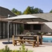 OMBRELLONE A SBALZO CON MANOVELLA E BASE A CROCE IN POLIESTERE ALLUMINIO E METALLO 365X297X256 CM GRIGIO CHIARO