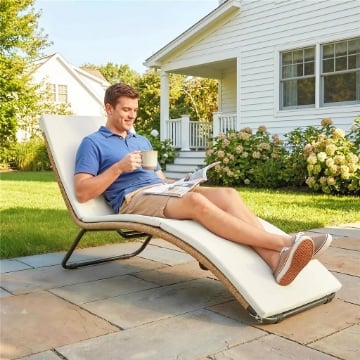 Lettino Sdraio a S da Esterno con Cuscino, in Rattan PE e Acciaio, 175x57x80 cm, Crema