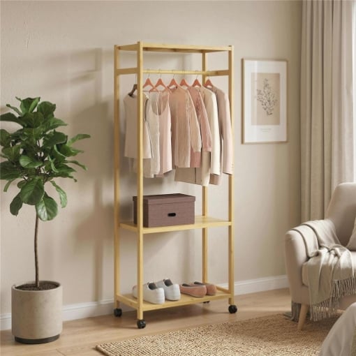 STAND APPENDIABITI DA TERRA CON BARRA, RIPIANI E 4 RUOTE IN BAMBÙ, 70X35X175 CM, LEGNO NATURALE