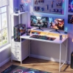 Scrivania Gaming 147 cm, Tavolo per Computer con Supporto CPU Regolabile e Reversibile, Luci RGB, Prese di Alimentazione, Porte USB e USB-C, Supporto Monitor e 3 Cassetti in Tessuto, Bianco