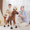 CAVALLO A DONDOLO PER BAMBINI 2+ ANNI CON NITRITO, SELLA E STAFFE, IN PELUCHE E METALLO, 85X28X60 CM, MARRONE