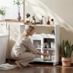 Mobile per Bagno a Rotelle in Legno con Spazio Aperto, Ripiani Regolabili e Ante in Vetro, 71x20x70 cm, Bianco