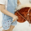 CAVALLO CON BASTONE E SUONI REALISTICI PER BAMBINI 24+ MESI, IN POLIESTERE E LEGNO, 95X25X27 CM, MARRONE