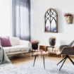 SPECCHIO DA PARETE AD ARCO CON DETTAGLI MODERNI E GANCI, IN LEGNO E VETRO, 60X93 CM, MARRONE E NERO