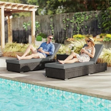 SET 2 SDRAIO DA GIARDINO IN RATTAN CON TAVOLINO LATERALE E SCHIENALE REGOLABILE, 184X60X22 CM, GRIGIO SCURO