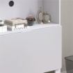 SCRIVANIA PIEGHEVOLE CON LIBRERIA A 4 RIPIANI, 2 RUOTE E FORO PASSACAVI, 80X69X155 CM, BIANCO