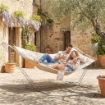 AMACA DA GIARDINO CON CUSCINO E TASCA, IN POLIESTERE CON BARRE DI LEGNO, 325X140X2.5 CM, BIANCO CREMA