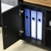 Mobile Porta Stampante a Rotelle con Armadietto e 3 Ripiani Aperti, in Legno, 60x50x65.5 cm, Nero