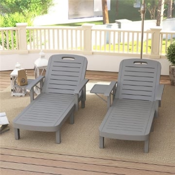 SET 2 SDRAIO DA GIARDINO REGOLABILI CON TAVOLINO E BRACCIOLI, IN POLIPROPILENE, 79X158X88 CM, GRIGIO SCURO