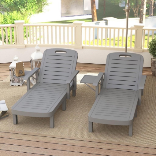 SET 2 SDRAIO DA GIARDINO REGOLABILI CON TAVOLINO E BRACCIOLI, IN POLIPROPILENE, 79X158X88 CM, GRIGIO SCURO