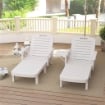 SET 2 SDRAIO DA GIARDINO REGOLABILI CON TAVOLINO E BRACCIOLI, IN POLIPROPILENE, 79X158X88 CM, BIANCO