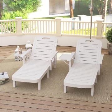 SET 2 SDRAIO DA GIARDINO REGOLABILI CON TAVOLINO E BRACCIOLI, IN POLIPROPILENE, 79X158X88 CM, BIANCO