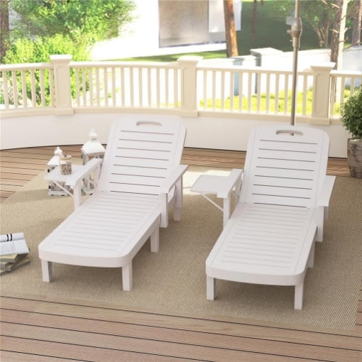 SET 2 SDRAIO DA GIARDINO REGOLABILI CON TAVOLINO E BRACCIOLI, IN POLIPROPILENE, 79X158X88 CM, BIANCO