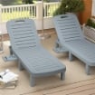 SET 2 LETTINI PRENDISOLE CON SCHIENALE REGOLABILE E VASSOI, IN POLIPROPILENE, 62X158X88 CM, GRIGIO SCURO