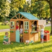 Casetta da Giardino per Bambini Finestra, Snack Bar, Mezza Porta, Portavasi, Telo Bersaglio, 4 Palline, Lavagna