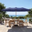 OMBRELLONE DOPPIO A 12 STECCHE CON MANOVELLA, BASE A CROCE E SACCHI DI SABBIA, 4.7X2.8 M, BLU SCURO