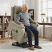 Poltrona Elettrica Alzapersona Reclinabile 170¦ in Pelle Finta Traspirante con 2 Motori, Telecomando, 4 Ruote, Freno, Poggiapiedi, Tasche Laterali, Crema
