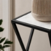 TAVOLINO A COLONNA CON STRUTTURA IN METALLO NERO E TOP IN MDF EFFETTO MARMO BIANCO MISURE: 25X50CM