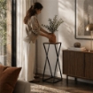 TAVOLINO A COLONNA CON STRUTTURA IN METALLO NERO E TOP IN MDF EFFETTO LEGNO SCURO MISURE: 25X50CM