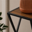 TAVOLINO A COLONNA CON STRUTTURA IN METALLO NERO E TOP IN MDF EFFETTO LEGNO SCURO MISURE: 25X50CM