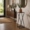 TAVOLINO A COLONNA CON STRUTTURA IN METALLO NERO E TOP IN MDF EFFETTO LEGNO SCURO MISURE: 25X50CM