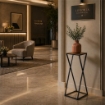 TAVOLINO A COLONNA CON STRUTTURA IN METALLO NERO E TOP IN MDF EFFETTO LEGNO SCURO MISURE: 25X70 CM