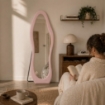 SPECCHIO ONDA IN VELLUTO ROSA CON PIEDE E GANCI PER APPENDER EMISURE: 60X160 CM