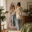 SPECCHIO ONDA IN VELLUTO ROSA CON PIEDE E GANCI PER APPENDER EMISURE: 60X160 CM