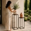 2 COLONNINE IN METALLO NERO MISURE 23X60CM E 27X70CM CON BASE IN MDF COLOR LEGNO