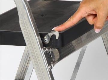SGABELLO MARA CON 4 GRADINI IN FERRO NERO - PESO MAX 150KG