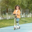 MONOPATTINO PER BAMBINI 3-8 ANNI CON RUOTE LUMINOSE, IMPUGNATURA REGOLABILE E FRENO POSTERIORE, BIANCO