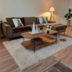 DIVANO CON CHAISE LONGUE GREGORY IN COLORE MARRONE