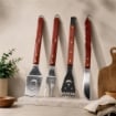 GRILL SET DA 4 UTENSILI PER BARBECUE CON MANICO IN LEGNO 52 CM