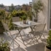 SEDIA PIEGHEVOLE DESIGN CON STRUTTURA IN ACCIAIO IN COLORAZIONE ECRU 