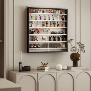 BACHECA PORTAOGGETTI A 5 RIPIANI REGOLABILI IN LEGNO CON ANTE IN VETRO, 80X9.5X83 CM, BIANCO E NERO
